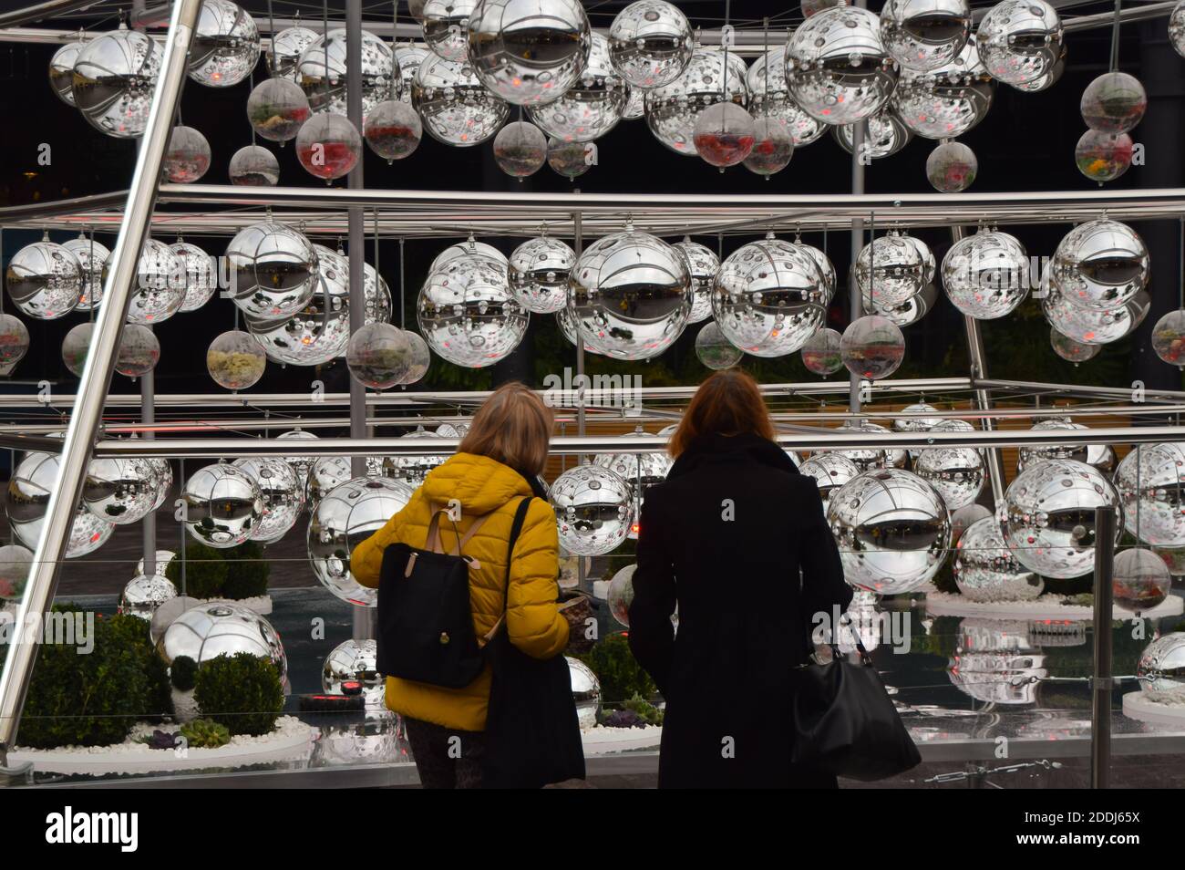 Persone che ammirano il terrarium Christmas Tree installazione da parte dei Botanical Boys in Coal Drops Yard, King's Cross, Londra. Foto Stock