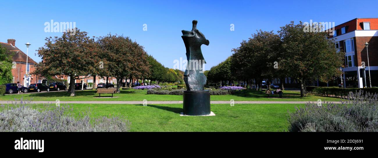 Il grande personaggio di Henry Moore, Knife Edge (1976), Welwyn Garden City, Hertfordshire, Inghilterra Foto Stock