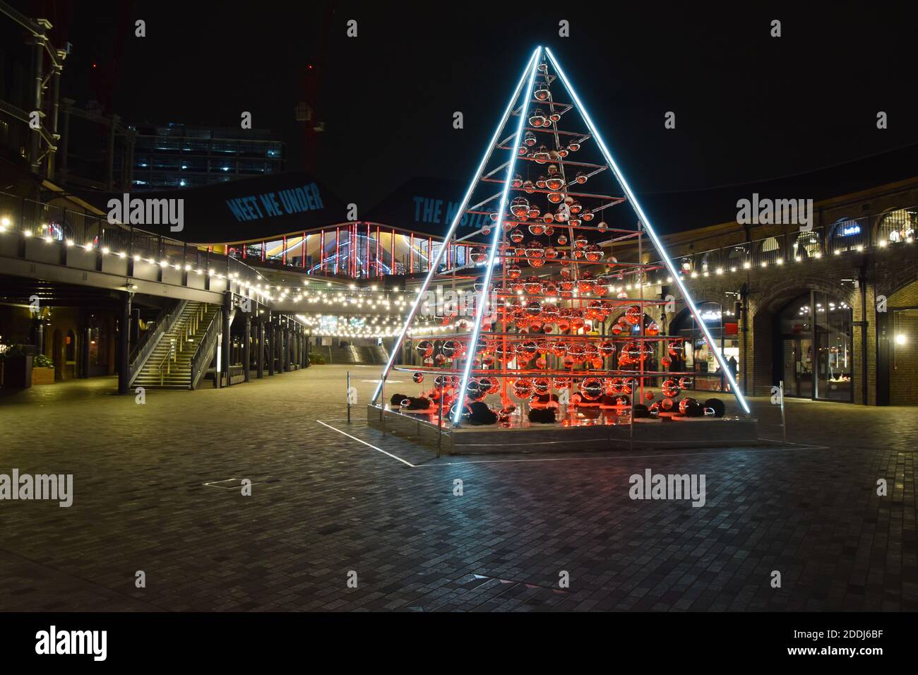Vista notturna del terrarium Christmas Tree installato dai Botanical Boys in Coal Drops Yard, King's Cross, Londra. Foto Stock