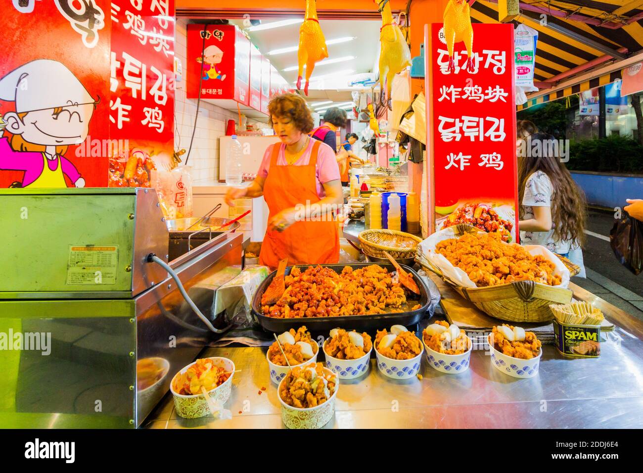 Uno stand di cibo di strada in un mercato notturno a Seoul, Corea del Sud Foto Stock