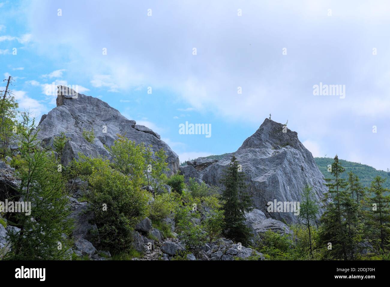 Fellsbroken Eines Felssturzes mit Kreuz Foto Stock