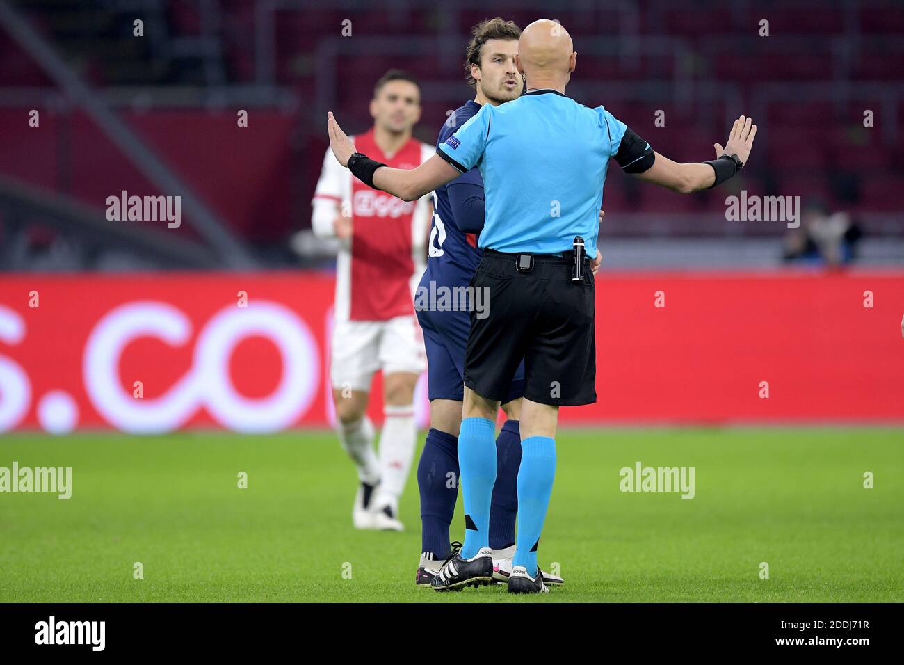 AMSTERDAM, PAESI BASSI - NOVEMBRE 25: Erik Sviatchenko del FC Midtjylland, Referee Sergei Karasev durante la partita della UEFA Champions League tra Ajax e Midtjylland alla Johan Cruijff Arena il 25 novembre 2020 ad Amsterdam, Paesi Bassi (Foto di Gerrit van Keulen/Orange Pictures) Foto Stock