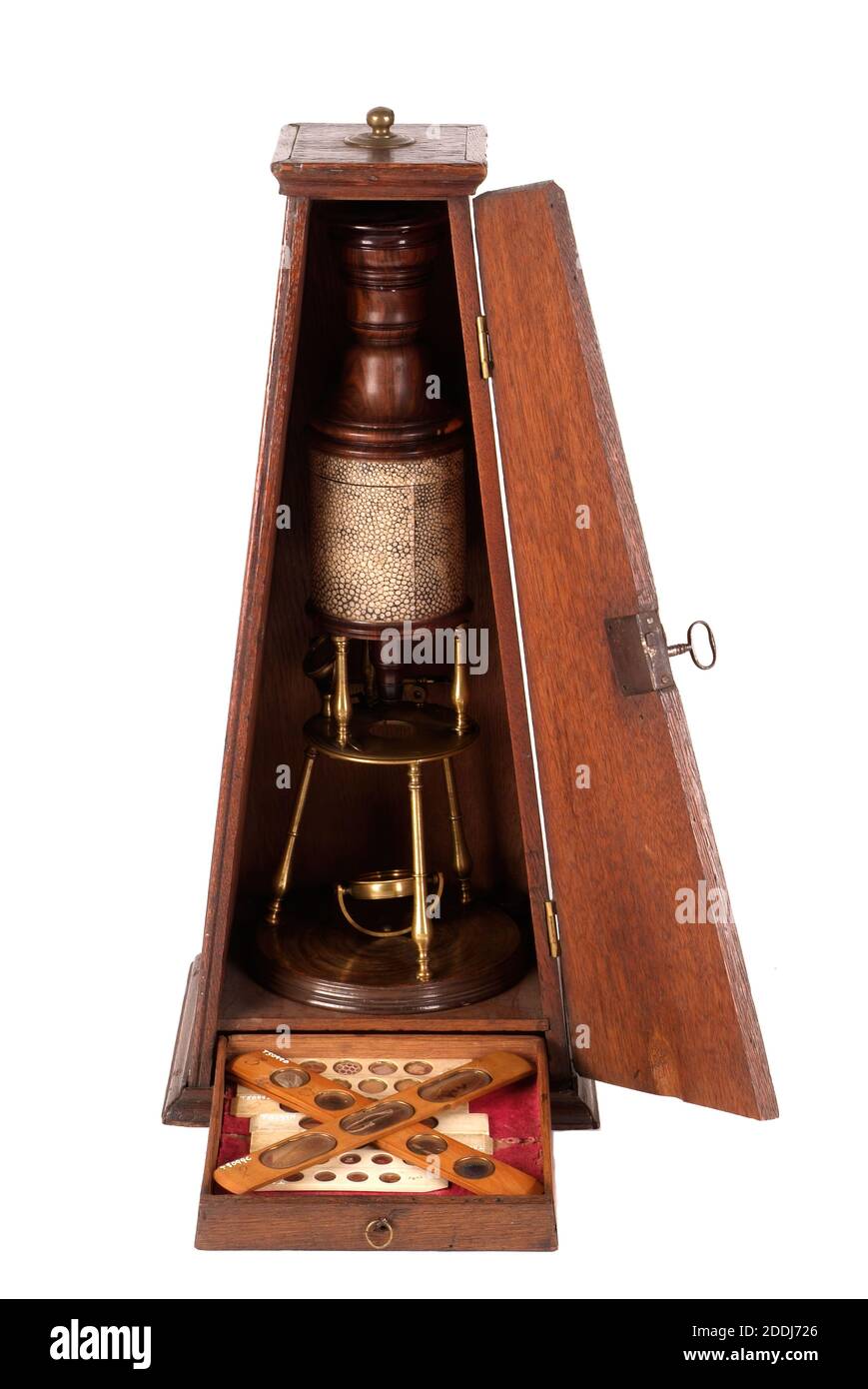 Strumento scientifico, Culpepper Compound Microscope, con Case, 1725-30 il  microscopio composto fu inventato all'inizio del XVII secolo. Fino al 1740  circa, tutti i microscopi erano costituiti da un sottile cilindro di legno