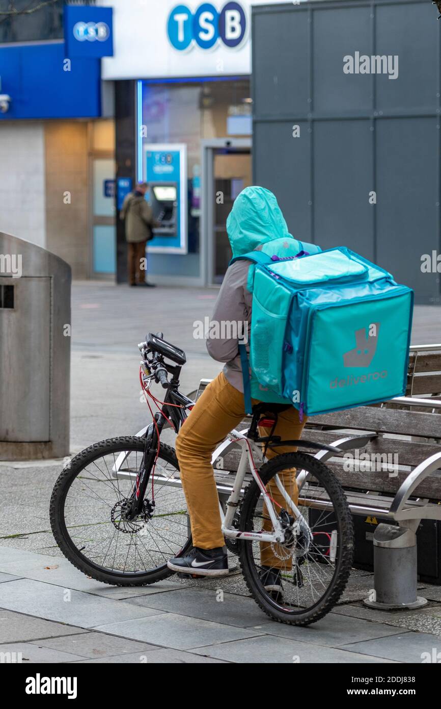 consegna pilota su una bicicletta o una bicicletta in attesa di notifica di un ordine di ritiro e consegna a un indirizzo. Foto Stock