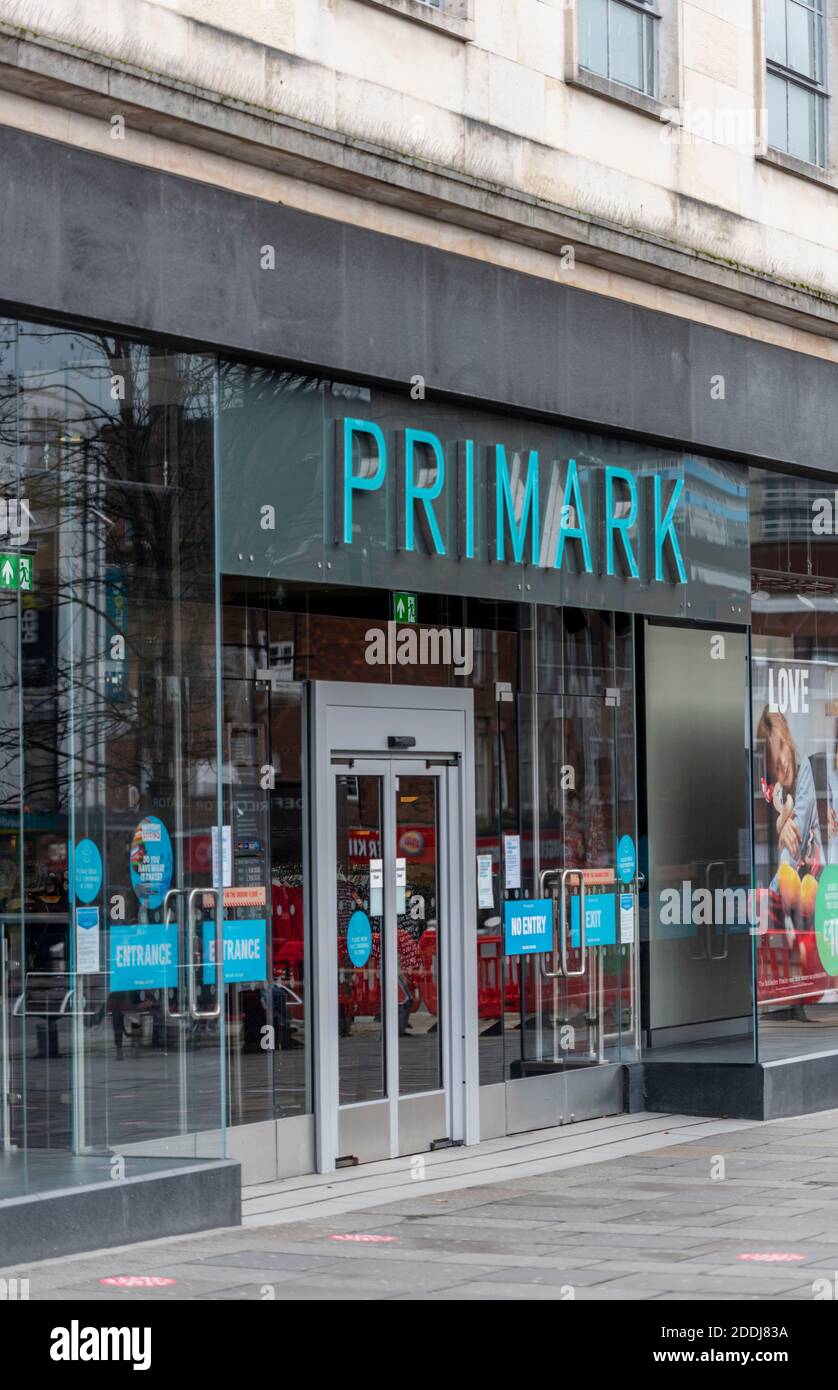 ingresso del negozio primark nella strada alta di southampton, sopra il bar. Foto Stock
