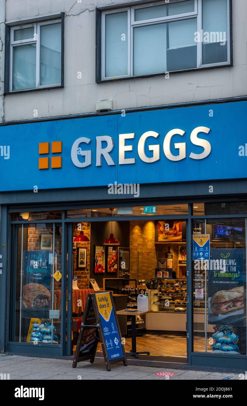 una filiale di alta strada sulla panetteria greggs aperta durante la covid 19 pandemic che vende panini e baguette. Foto Stock