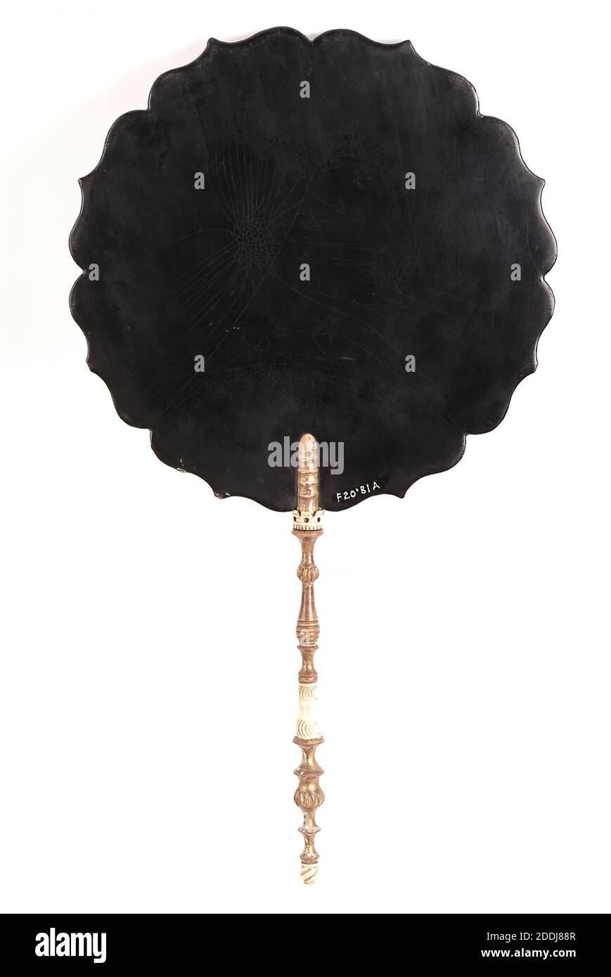 Reverse of Papier Mache schermo volto con Ritratto del Principe Alberto sulla parte anteriore, 1840 Produttore: Jennens & Bettridge (Constitution Hill, Birmingham), uno di un paio, probabilmente fatto per commemorare il matrimonio reale della Regina Vittoria e Principe Alberto nel 1840, Applied Arts, Manufacturers, Birmingham storia Foto Stock