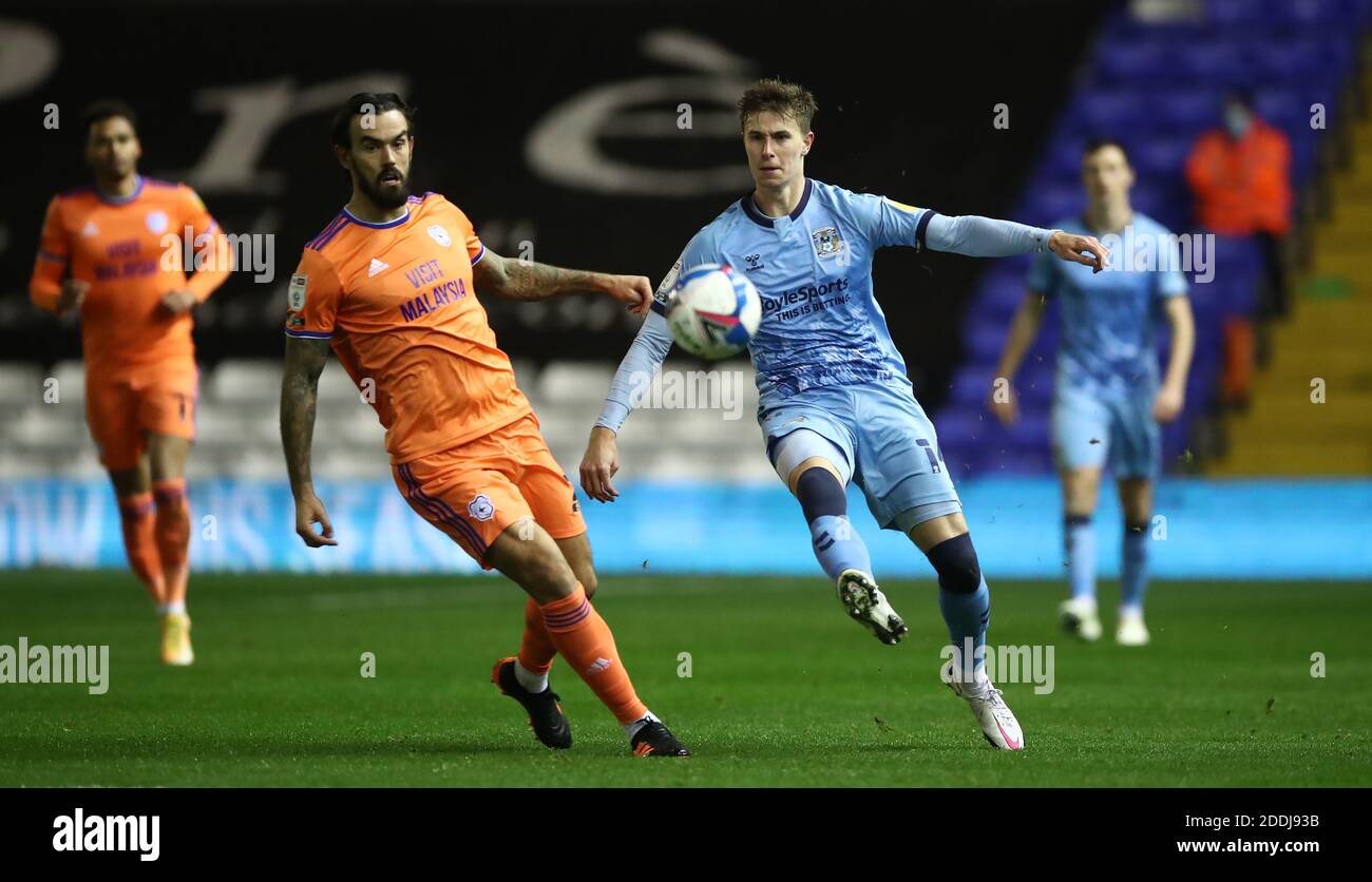 Il Marlon Pack di Cardiff City (a sinistra) e il ben Sheaf di Coventry City in azione durante la partita del campionato Sky Bet al St Andrews Trillion Trophy Stadium di Birmingham. Foto Stock