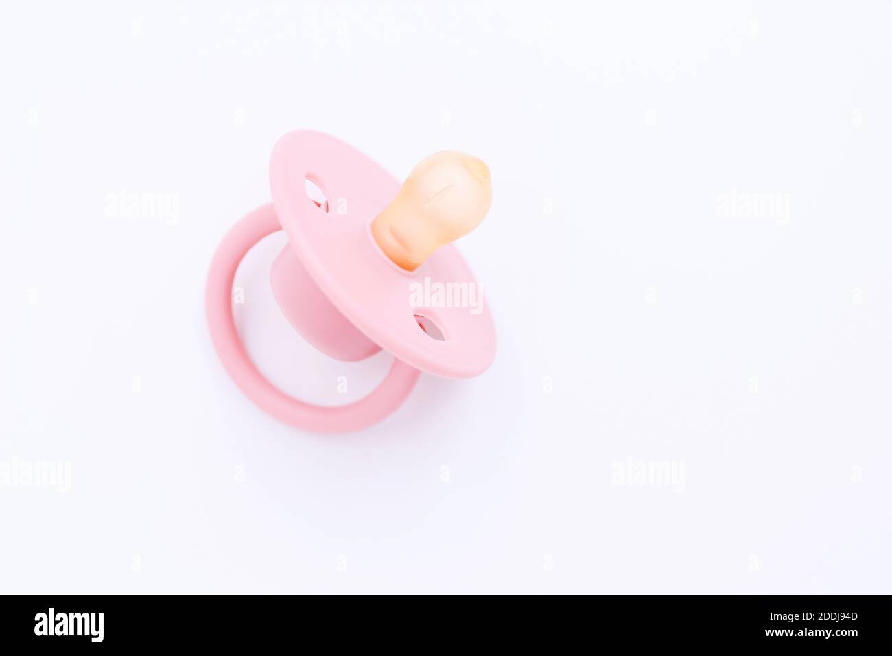 Succhietto del bambino rosa isolato su sfondo bianco Foto Stock