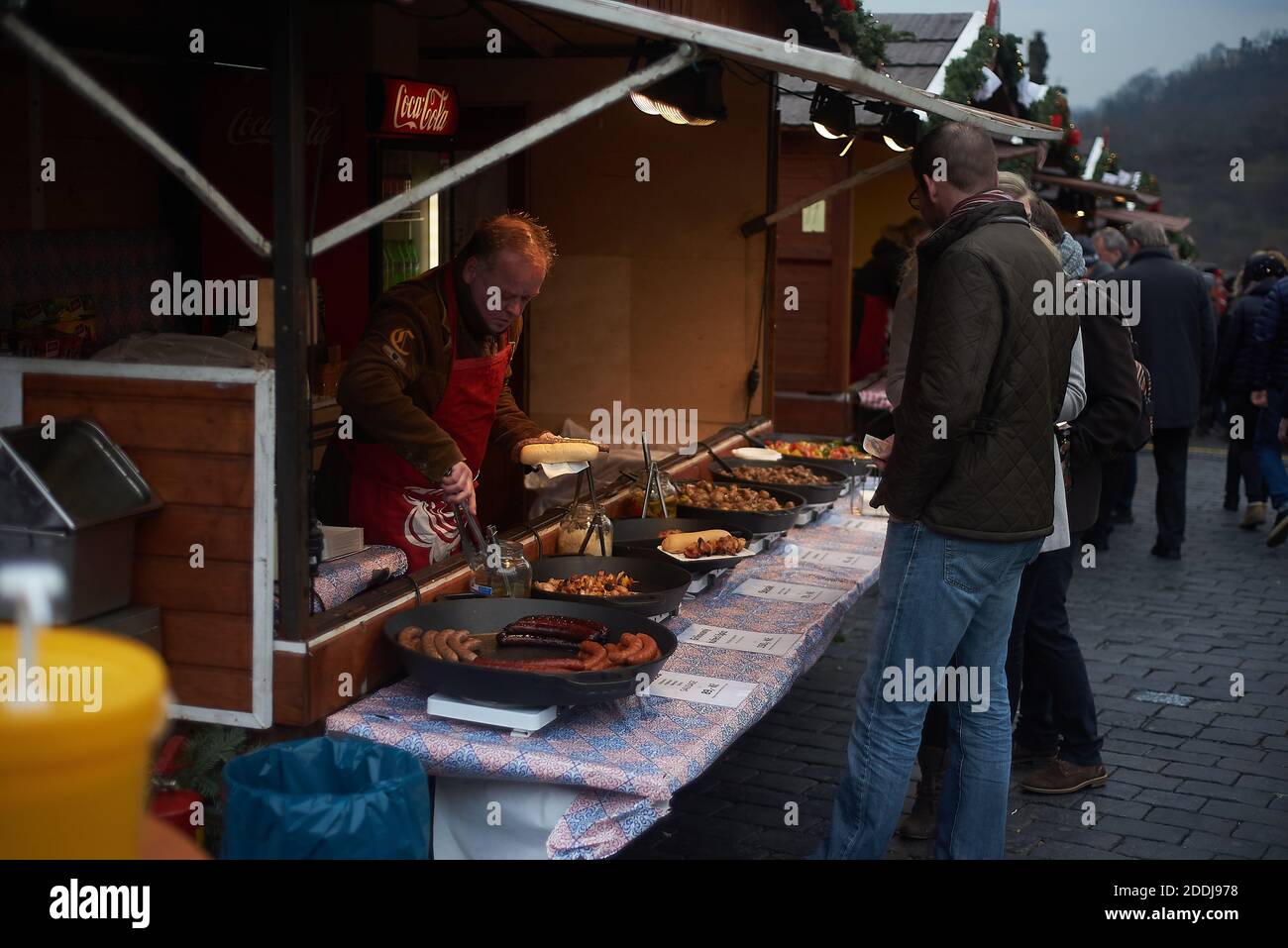 Grigliate le salsicce sul mercatino di Natale al Castello di Praga Foto Stock