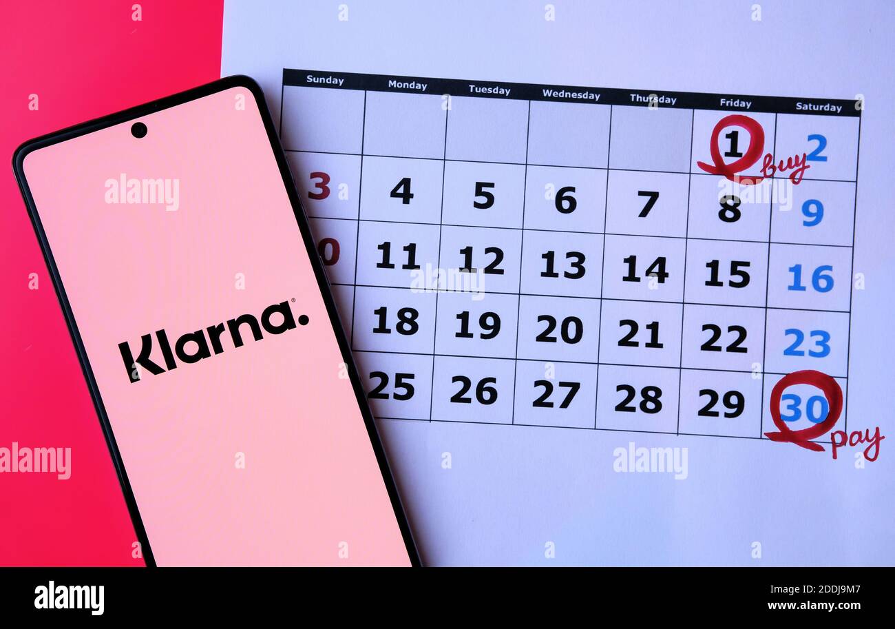 Schermata di accesso dell'app Klarna visualizzata sullo schermo dello smartphone posizionato sul calendario sfocato con date di acquisto etichettate Foto Stock
