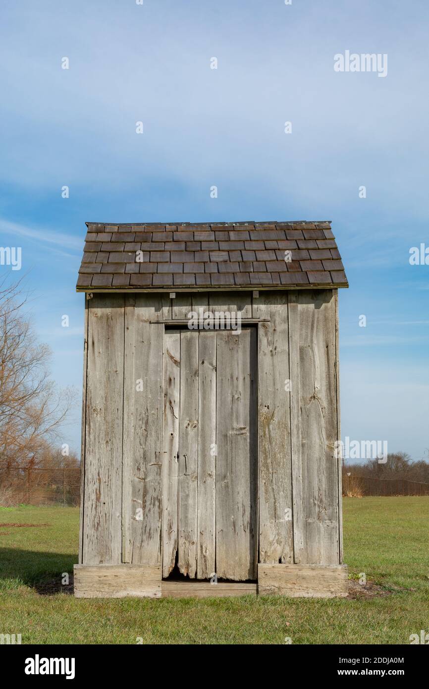 Vecchio edificio desertato situato vicino a una scuola abbandonata di una stanza. Rural Illinois, Stati Uniti. Foto Stock