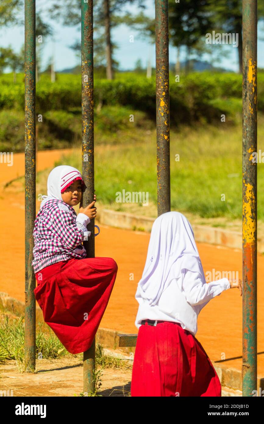 Due ragazze indonesiane in un parco giochi a Bandung, Indonesia Foto Stock