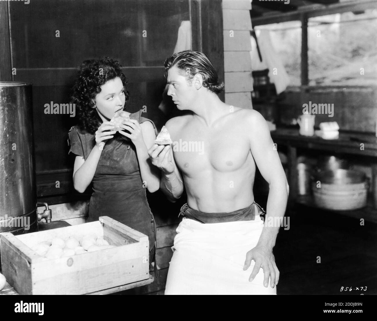 MAUREEN o'SULLIVAN e JOHNNY WEISSMULLER sul set pubblicità gag girato alla cucina del campo mangiare fette di torta durante la location delle riprese DI TARZAN SFUGGE aka LA CATTURA DI TARZAN 1936 registi RICHARD THORPE JOHN FARROW JAMES C. McKay GEORGE B. SEITZ WILLIAM A. WELLMAN sceneggiatura Cyril Hume basata sui personaggi Creato da Edgar Rice Burroughs Metro Goldwyn Mayer Foto Stock