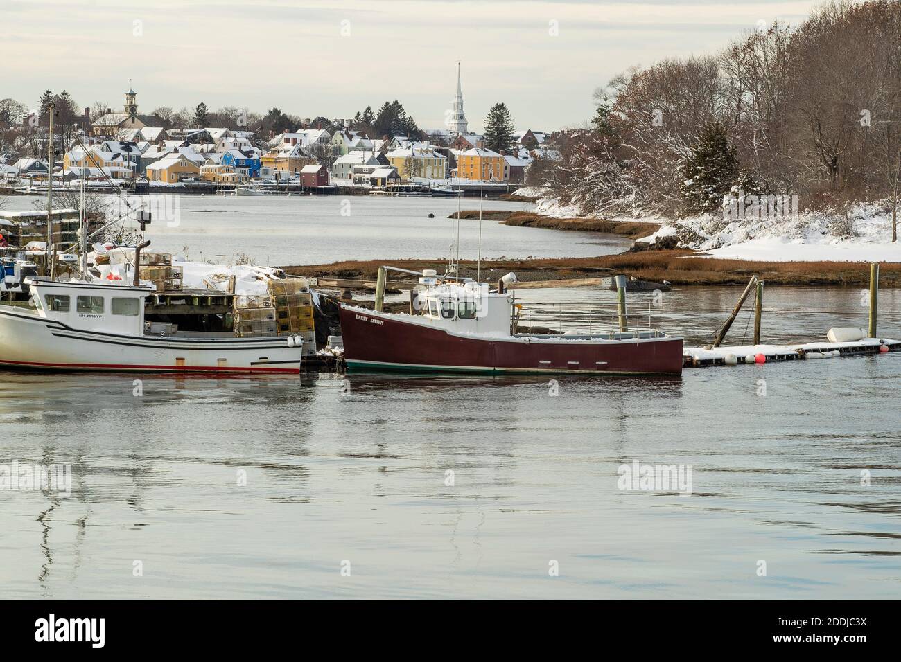 South Mill Pond a Portsmouth si trova nella loro estremità sud vicino a New Castle. Vista sul mare con case, ristoranti e venditori, qui è un porto trafficato. Foto Stock