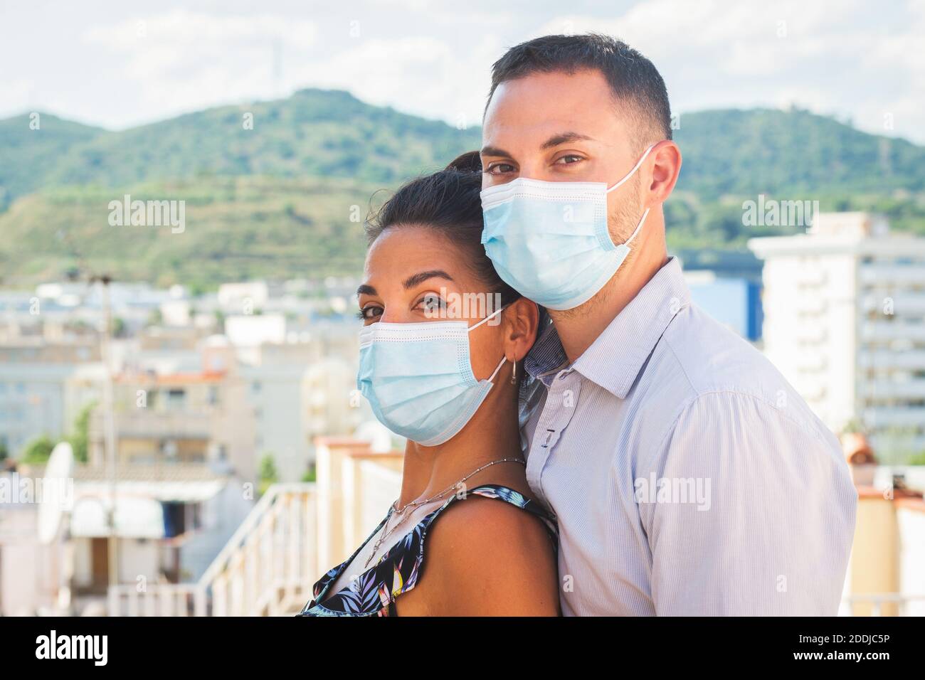Ritratto di un uomo accanto ad una donna con coronavirus maschere di protezione Foto Stock