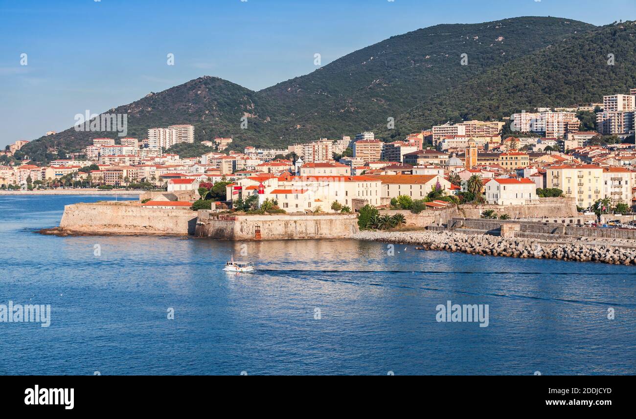 Ajaccio. Paesaggio costiero al mattino d'estate, Corsica isola, Francia Foto Stock