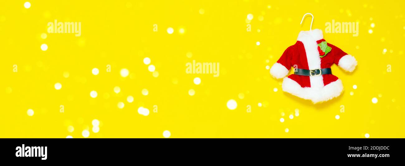 Banner di Natale. Tuta rossa Santas su banner giallo baChristmas. Tuta rossa Santas su sfondo giallo. Foto Stock
