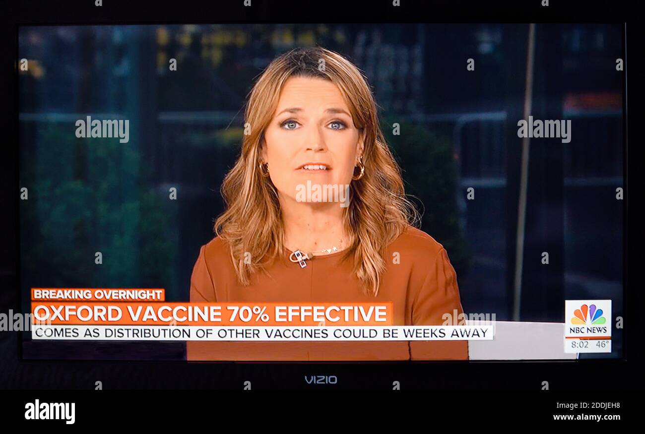 Uno screenshot televisivo di NBC TODAY Mostra la co-ospite Savannah Guthrie leggere notizie sul vaccino Oxford sul set dello spettacolo durante una trasmissione dal vivo. Foto Stock