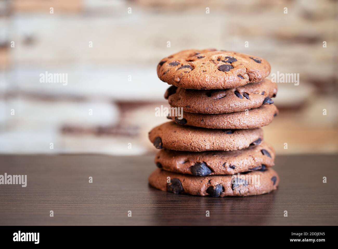 Pila di biscotti di farinata d'avena con cioccolato su tavolo di legno Foto Stock