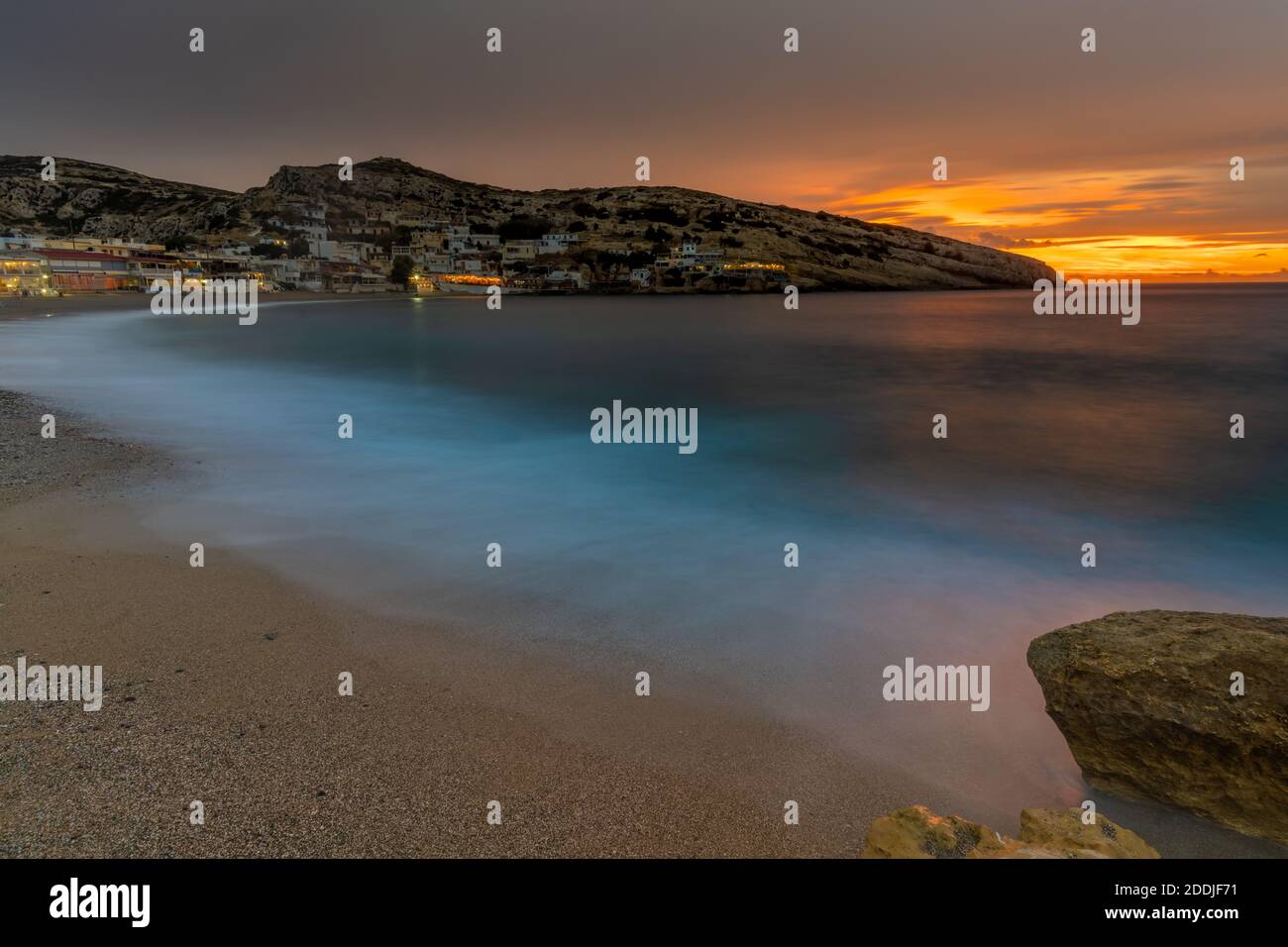 Tramonto spettacolare sulla spiaggia di Matala, Creta meridionale, Grecia. Foto Stock