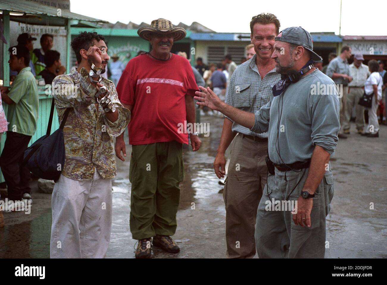 CHRISTO YANEZ, SALVO BASILE, ARNOLD SCHWARZENEGGER, regista ANDREW DAVIS, 'Collateral Damage' (2002) Photo credit: Warner Bros. / The Hollywood Archive / file Reference N. 34078-0117FSTHA Foto Stock