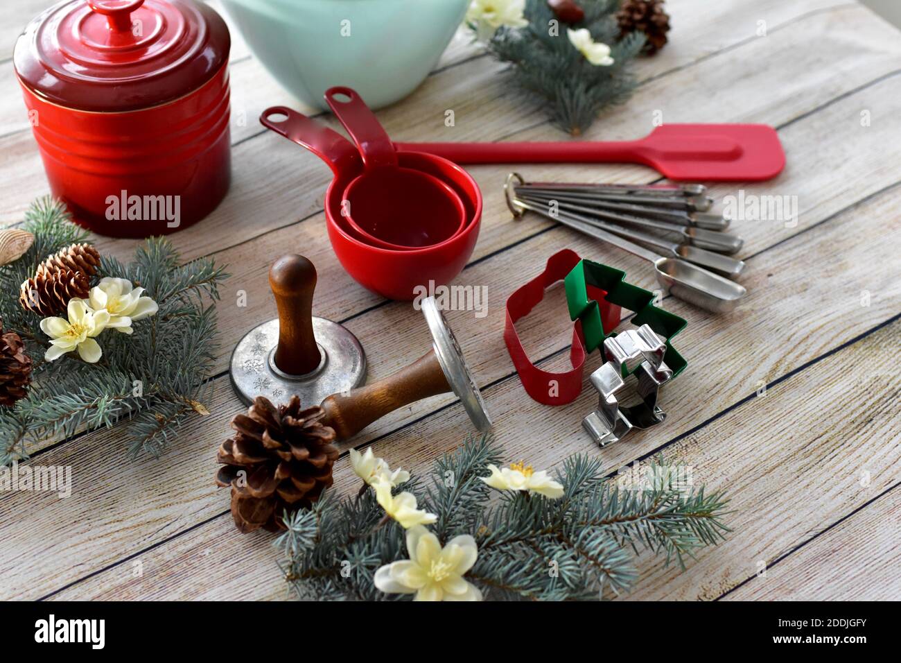 Festa stagionale biscotti e forno attrezzature e forniture per Prepara deliziosi dolcetti e regali per gli amici durante la stagione natalizia e famiglia Foto Stock