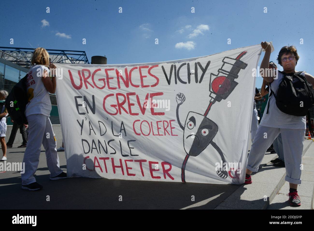 La gente partecipa a una manifestazione al di fuori del ministro francese dell'economia a Parigi, in Francia, il 2 luglio 2019, chiamata dai sindacati dei servizi di emergenza dell'ospedale pubblico dopo tre mesi di sciopero per chiedere stipendi migliori e più personale. Foto di Albert Bouxou/Avenir Pictures/ABACAPRESS.COM Foto Stock