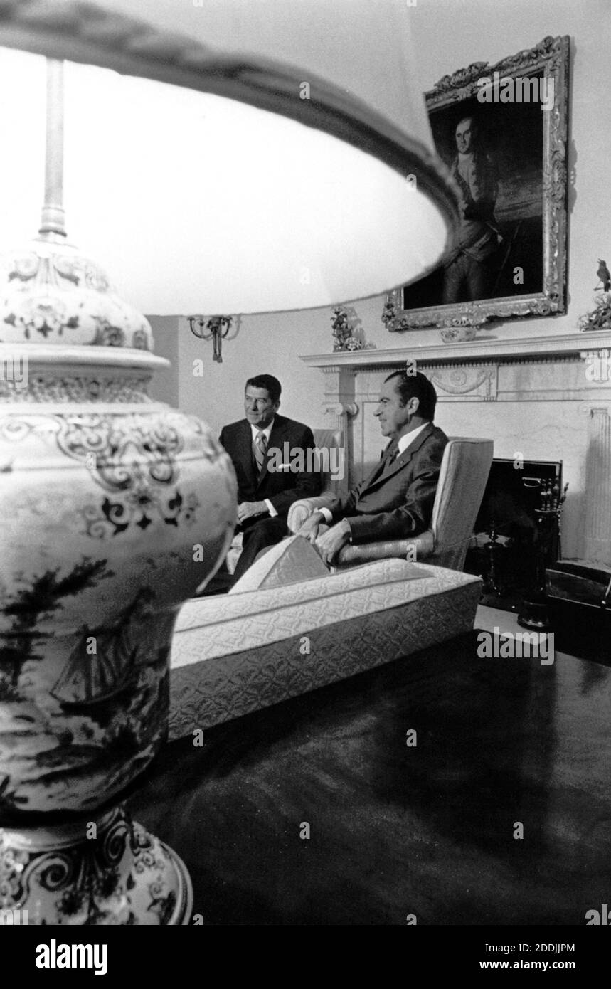 File photo - il governatore della California Ronald Reagan incontra il presidente degli Stati Uniti Richard M. Nixon nell'ufficio ovale alla Casa Bianca il 17 novembre 1971. Ronald Reagan fu governatore della California nel 1971 quando telefonò alla Casa Bianca per sfogare la sua frustrazione politica al presidente Richard M. Nixon e, secondo una registrazione audio appena pubblicata, Ha chiamato il popolo africano "scimmie" in una baraccelletta che ha scatenato risate dal presidente degli Stati Uniti.Ronald Reagan è stato il governatore della California nel 1971, quando ha telefonato alla Casa Bianca per sfogare la sua frustrazione politica al presidente Richard M. Nixon e. Foto Stock