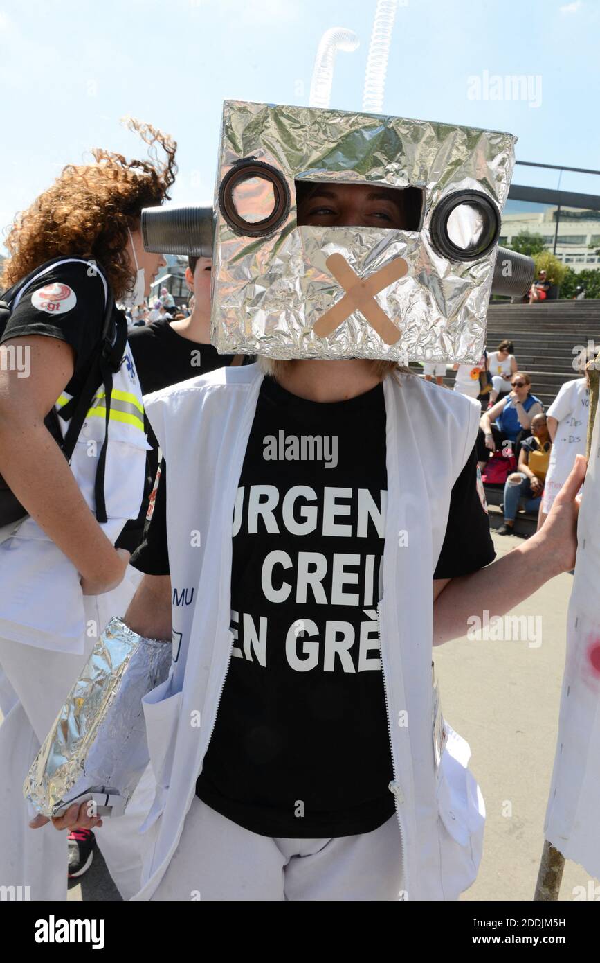 La gente partecipa a una manifestazione al di fuori del ministro francese dell'economia a Parigi, in Francia, il 2 luglio 2019, chiamata dai sindacati dei servizi di emergenza dell'ospedale pubblico dopo tre mesi di sciopero per chiedere stipendi migliori e più personale. Foto di Albert Bouxou/Avenir Pictures/ABACAPRESS.COM Foto Stock