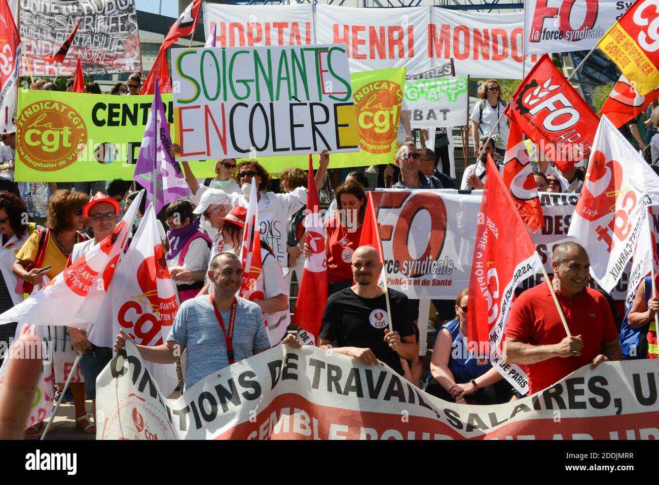 La gente partecipa a una manifestazione al di fuori del ministro francese dell'economia a Parigi, in Francia, il 2 luglio 2019, chiamata dai sindacati dei servizi di emergenza dell'ospedale pubblico dopo tre mesi di sciopero per chiedere stipendi migliori e più personale. Foto di Albert Bouxou/Avenir Pictures/ABACAPRESS.COM Foto Stock