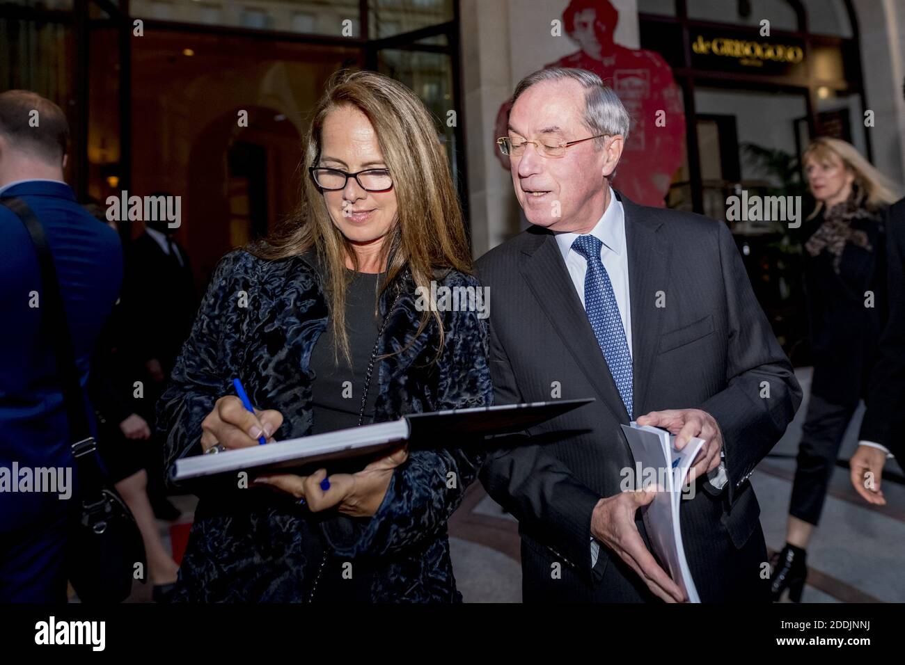 Laurence Jenkell, scultore, firma il libro per Claude Guéant, politico francese, cerimonia dell'esposizione GV Monumental per FIAC, Hotel Prince de Galles, Parigi, Francia. Foto di Jana Chiamami J/ABACAPRESS.COM Foto Stock