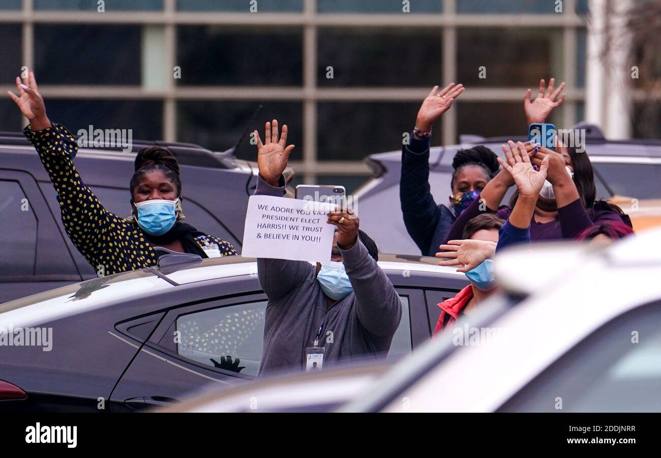 Washington, Stati Uniti. 25 Nov 2020. I sostenitori si sono mossi come vice presidente eletto Kamala Harris visita DC Central Kitchen prima del Ringraziamento, a Washington, DC mercoledì 25 novembre 2020. Harris ha ringraziato i volontari e ha discusso di nutrizione e insicurezza alimentare. Foto di Kevin Dietsch/UPI Credit: UPI/Alamy Live News Foto Stock