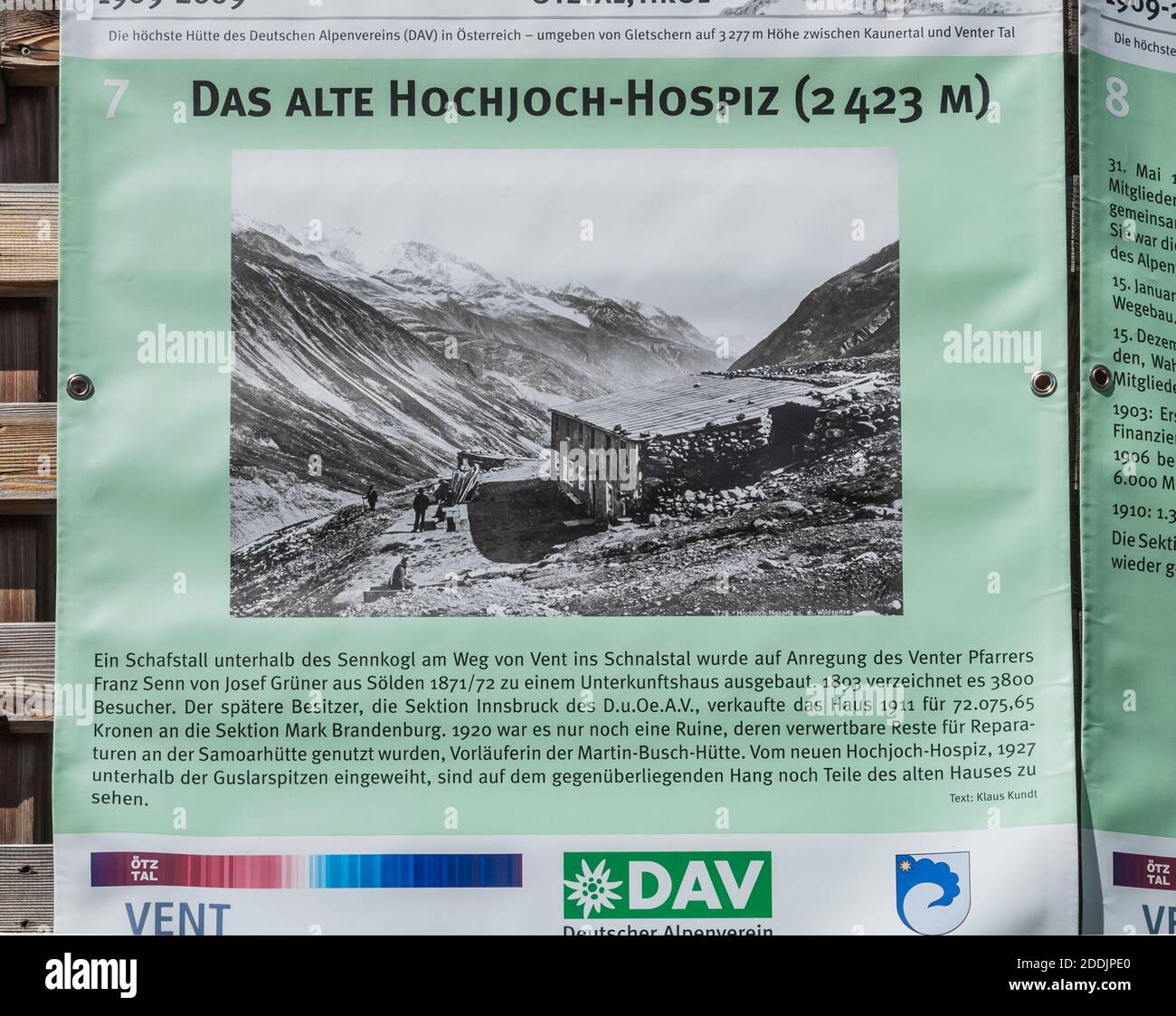 Austria. Questa è la sezione DAV Berlino Hochjoch Hospiz rifugio 2413m nelle Alpi Oetztal sopra il villaggio di Vent nelle montagne del Tirolo austriaco. La capanna prende il nome dal passo di montagna adiacente il Hochjoch. La capanna originale come da pannello info del 1869 si trova sul lato opposto della valle Rofental. Questo è stato danneggiato più volte dalla valanga. Chiuso durante la prima guerra mondiale fu saccheggiato e poi abbandonato. Oggi tutto ciò che rimane è resti di mura. L'attuale capanna fu costruita nel 1927, inaugura nel 1929 su iniziativa della sezione D&OeAV Mark Brandenburg di Berlino. Foto Stock