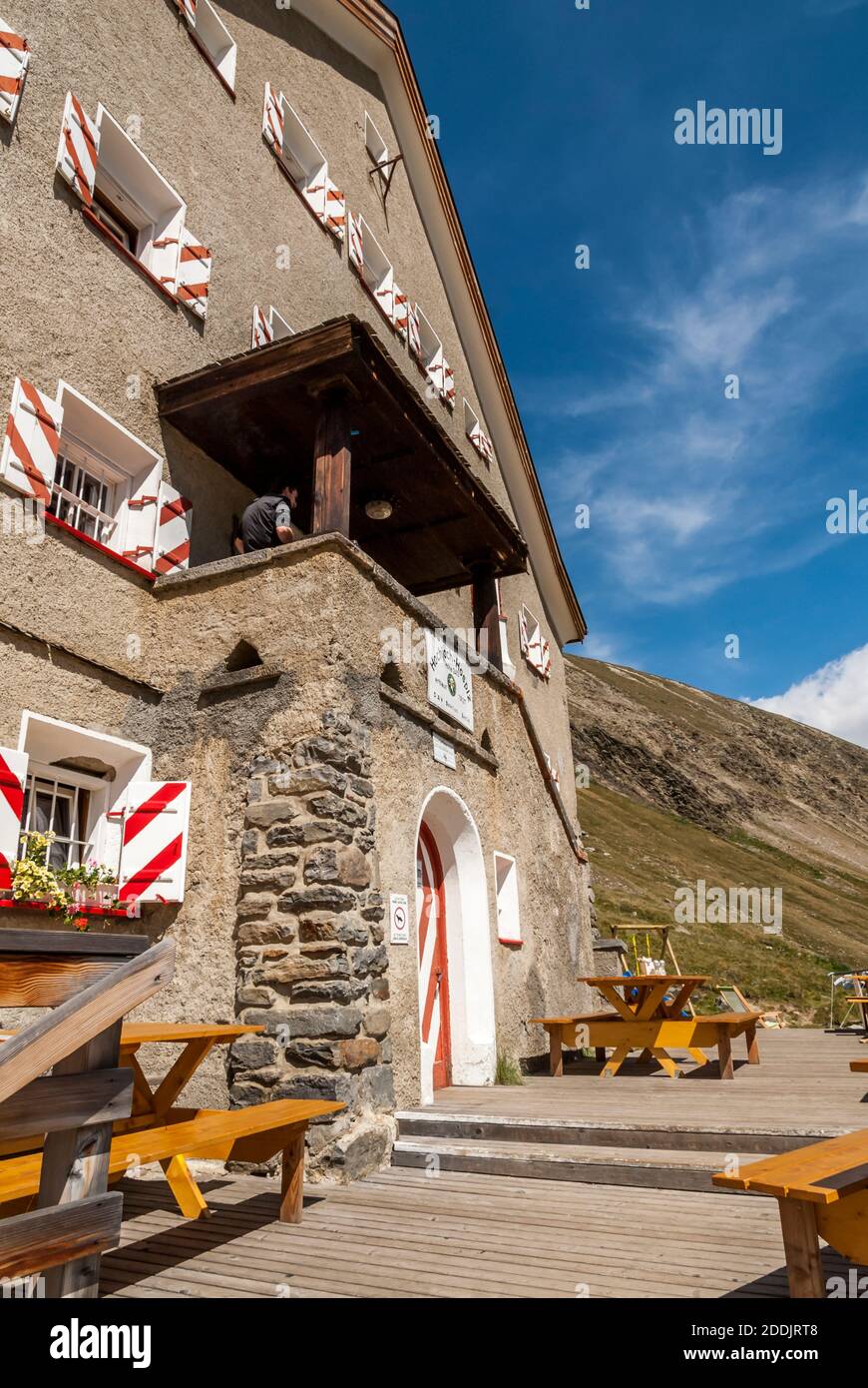 Austria. Questa è la sezione DAV Berlino Hochjoch Hospiz rifugio 2413m nelle Alpi Oetztal sopra il villaggio di Vent nelle montagne del Tirolo austriaco. La capanna prende il nome dal passo di montagna adiacente il Hochjoch. La capanna originale del 1869 fu costruita sul lato opposto della valle del Rofental. Questo è stato danneggiato più volte dalla valanga. Chiuso durante la prima guerra mondiale fu saccheggiato e poi abbandonato. Oggi tutto ciò che rimane è resti di mura. L'attuale capanna fu costruita nel 1927, inaugura nel 1929 su iniziativa della sezione D&OeAV Mark Brandenburg di Berlino. Foto Stock