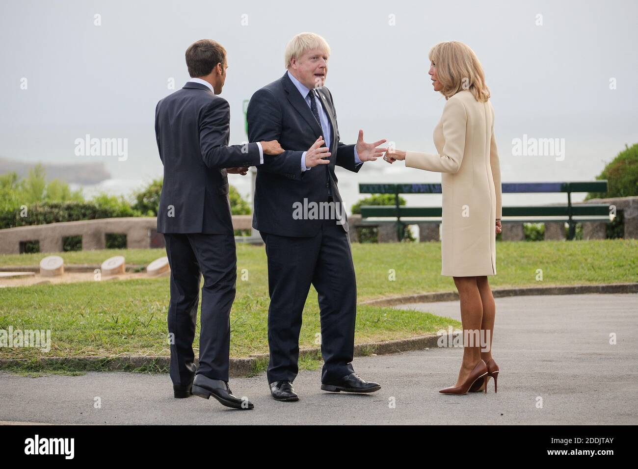 Il presidente francese Emmanuel Macron e sua moglie Brigitte Macron accolgono il primo ministro britannico Boris Johnson al faro di Biarritz, nella Francia sudoccidentale, in vista di una cena di lavoro il 24 agosto 2019, il primo giorno del vertice annuale del G7. Foto di Thibaud Moritz/ABACAPRESS.COM Foto Stock