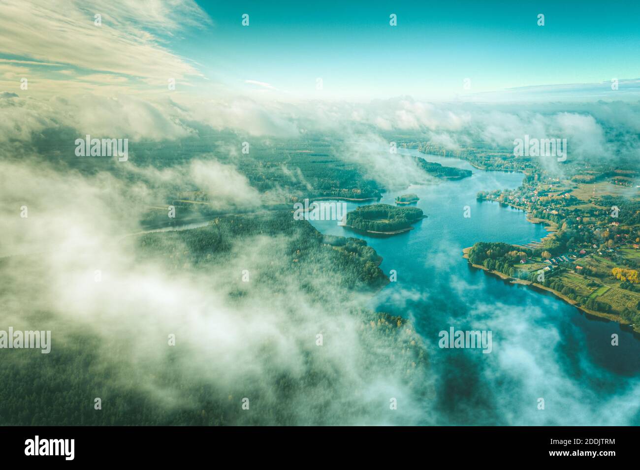 Vista aerea del lago e delle nuvole sottostanti Foto Stock