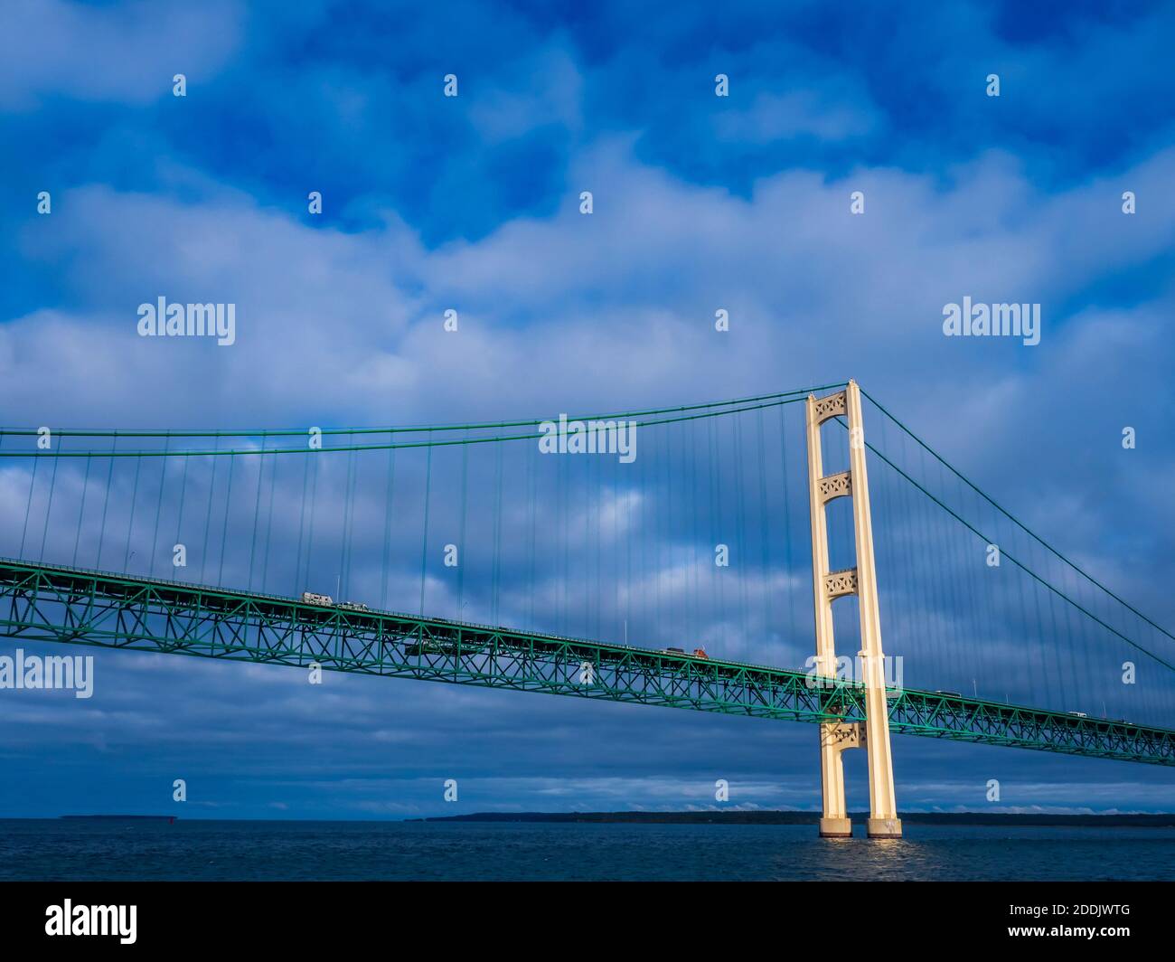 Mackinac Bridge dal traghetto Shepler's Ferry che viaggia da St. Ignace all'isola di Mackinac, Michigan. Foto Stock