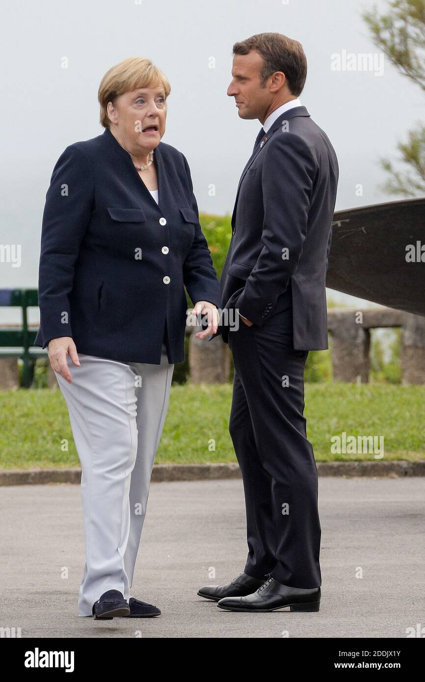 Il presidente francese Emmanuel Macron e sua moglie Brigitte Macron accolgono la cancelliera tedesca Angela Merkel al faro di Biarritz, nella Francia sudoccidentale, in vista di una cena di lavoro il 24 agosto 2019, il primo giorno del vertice annuale del G7. Foto di Thibaud Moritz/ABACAPRESS.COM Foto Stock