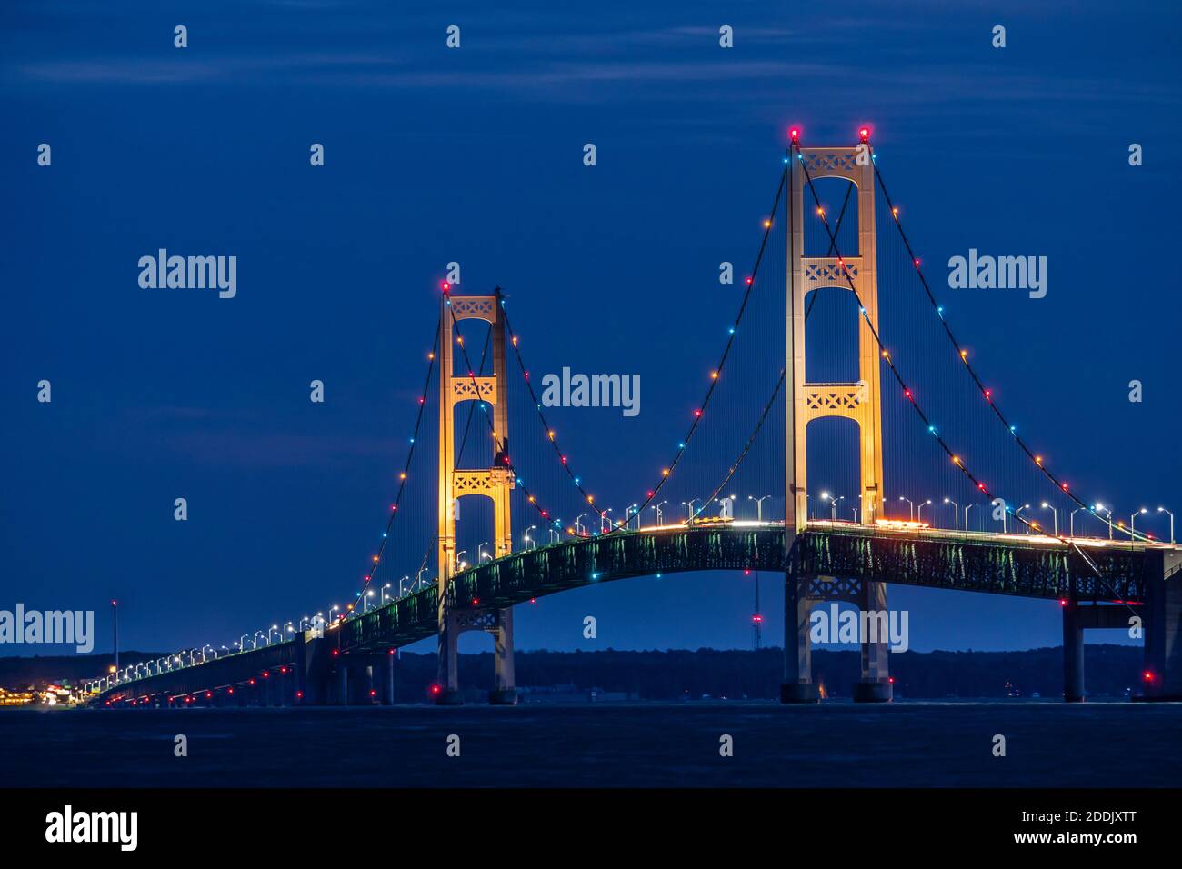 Ponte Mackinac al tramonto da stretto del Parco Statale di San Ignace, Penisola Superiore, Michigan. Foto Stock