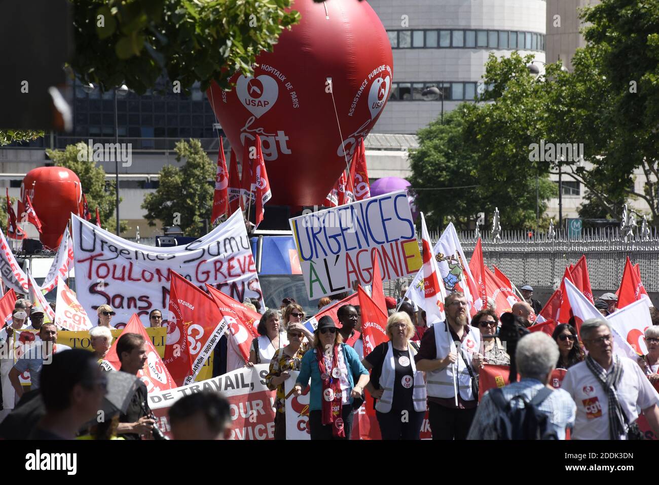 La gente partecipa a una manifestazione al di fuori del ministro francese dell'economia a Parigi, in Francia, il 2 luglio 2019, chiamata dai sindacati dei servizi di emergenza dell'ospedale pubblico dopo tre mesi di sciopero per chiedere stipendi migliori e più personale. Foto di Patrice Pierrot/Avenir Pictures/ABACAPRESS.COM Foto Stock