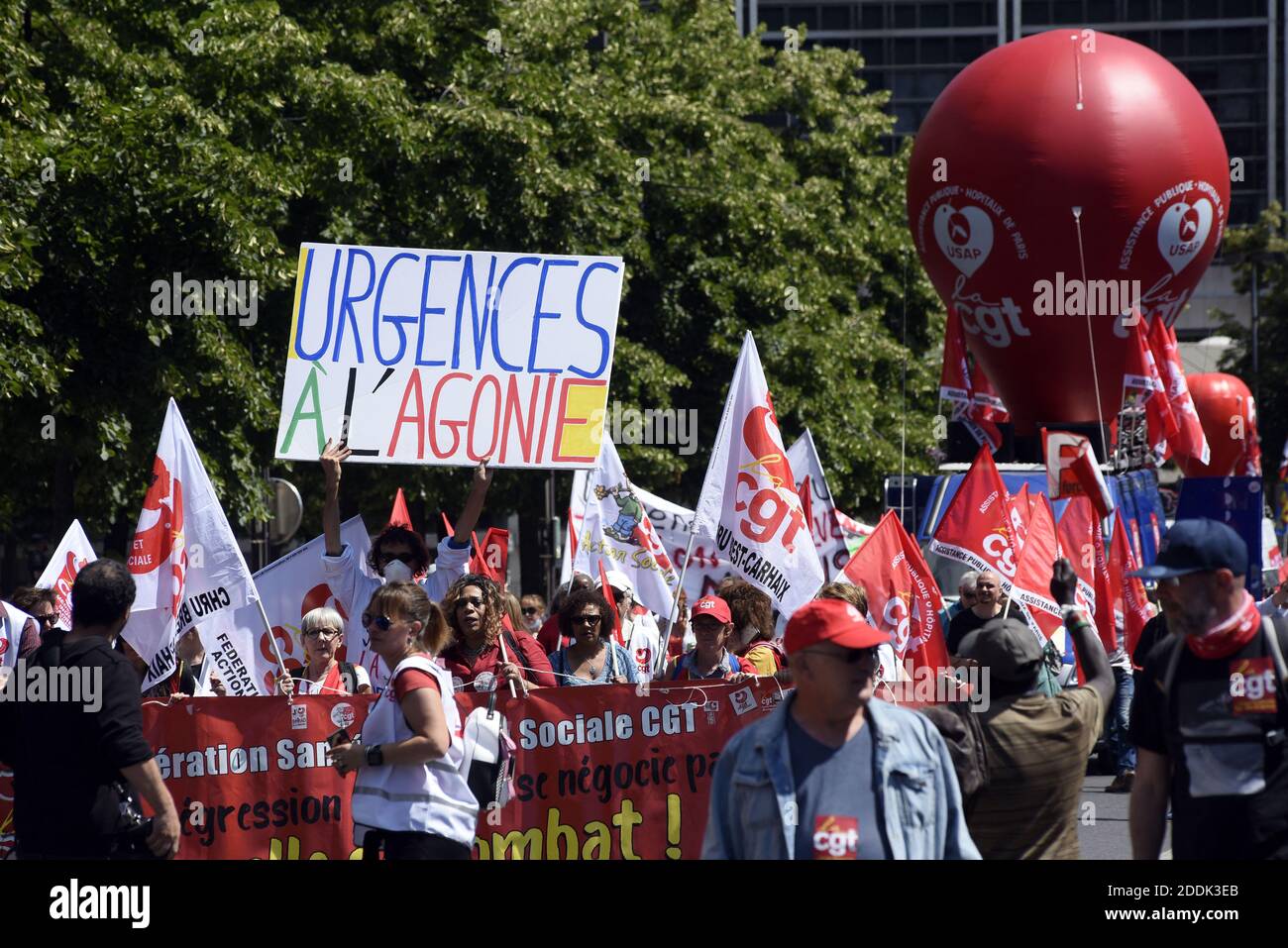 La gente partecipa a una manifestazione al di fuori del ministro francese dell'economia a Parigi, in Francia, il 2 luglio 2019, chiamata dai sindacati dei servizi di emergenza dell'ospedale pubblico dopo tre mesi di sciopero per chiedere stipendi migliori e più personale. Foto di Patrice Pierrot/Avenir Pictures/ABACAPRESS.COM Foto Stock