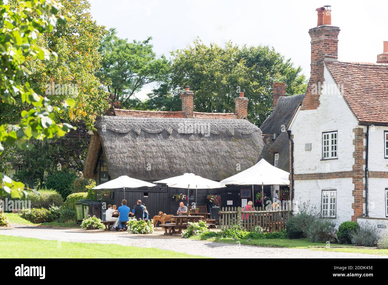 17 ° secolo il Six Bells Pub, il Green South, Warborough, Oxfordshire, Inghilterra, Regno Unito Foto Stock