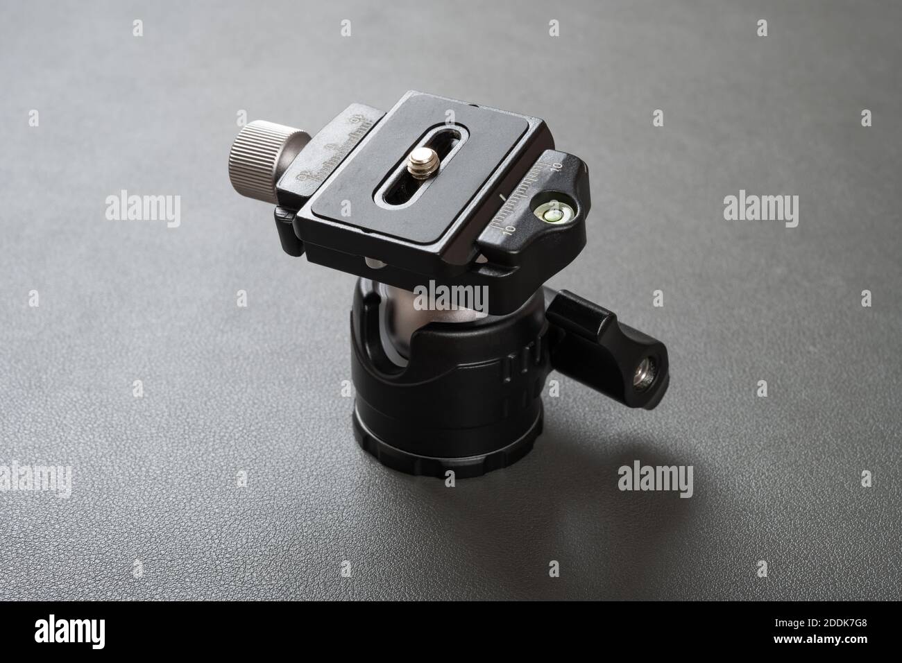testina compatta per treppiede con testa a sfera su sfondo scuro Foto Stock