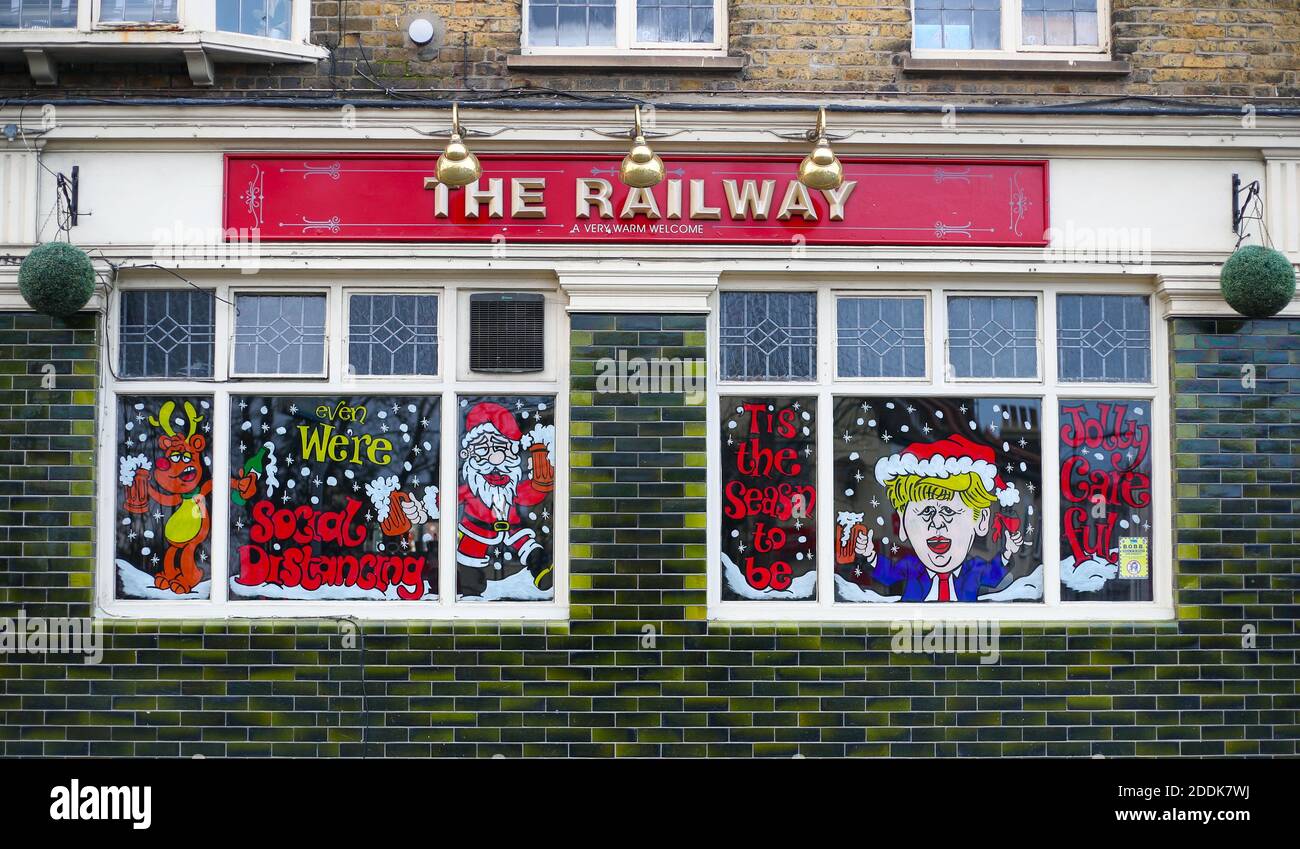 SOUTHEND ON SEA, ENGLAND, 20 2020 novembre, i Pub si preparano a riaprire in tempo per Natale, dopo che in tutta l'Inghilterra negozi non essenziali così come bar, ristoranti, Palestre e saloni per capelli sono stati chiusi come parte del secondo blocco nazionale del coronavirus del paese, iniziato il 5 novembre e termina il 2 dicembre (Credit ; Lucy North | MI News) Credit: MI News & Sport /Alamy Live News Foto Stock