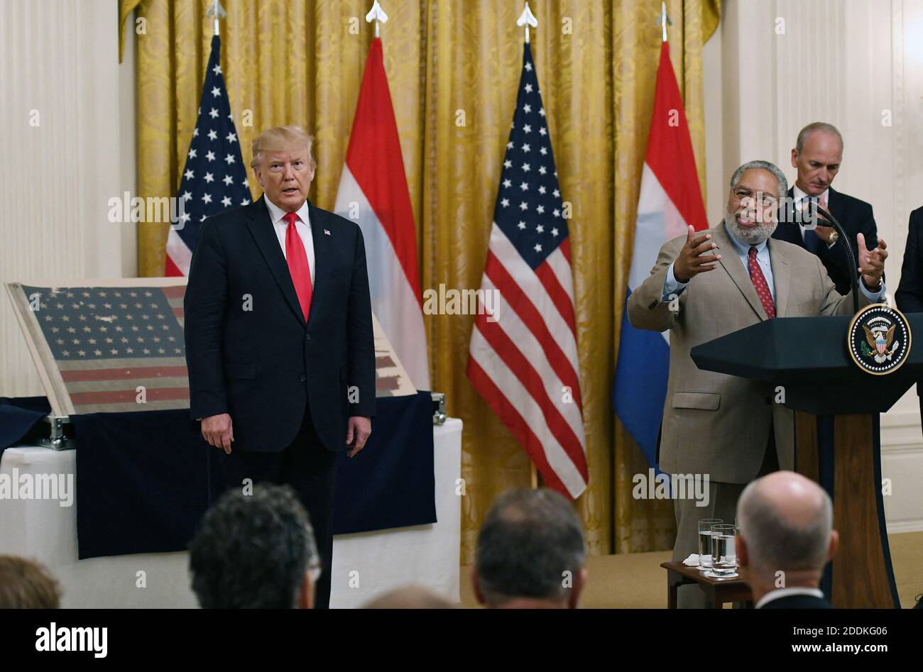 Il Segretario della Smithsonian Institution Lonnie G. Bunch III (R) parla come il Presidente Trump (L) guarda durante una cerimonia di presentazione di una bandiera americana che è stata fatta volare dalla poppa di una nave della Marina degli Stati Uniti durante l'invasione del D-Day di Washington, D.C., il 18 luglio 2019. Foto di Olivier Douliery/ABACAPRESS.COM Foto Stock