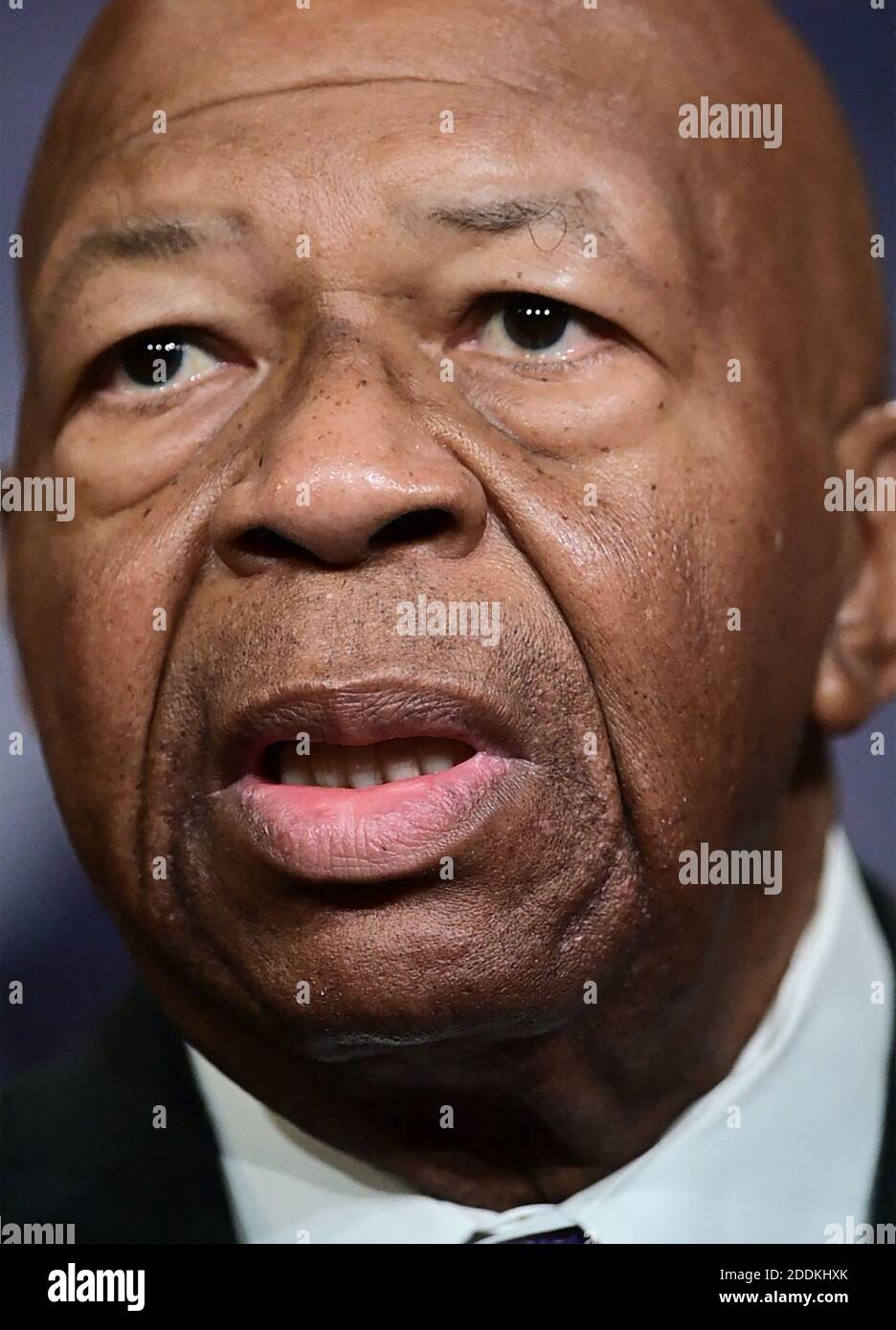 File photo - il rappresentante Elijah Cummings (democratico del Maryland) fa osservazioni ad una conferenza stampa nel Campidoglio degli Stati Uniti a Washington, DC, USA giovedì 10 gennaio 2019. Il presidente Donald Trump ha attaccato un altro importante legislatore afro-americano sabato, commentando che il suo distretto di Baltimora è un "caos infestato da roditori, ratti e roditori". La tirata mattutina di Trump contro la Rep. Democratica Elijah Cummings, presidente del Comitato per la supervisione della Camera, è l'ultimo assalto verbale contro un membro minoritario del Congresso che è un critico frequente del presidente. Foto di Ron Sachs/CNP/AMACAPRESS Foto Stock