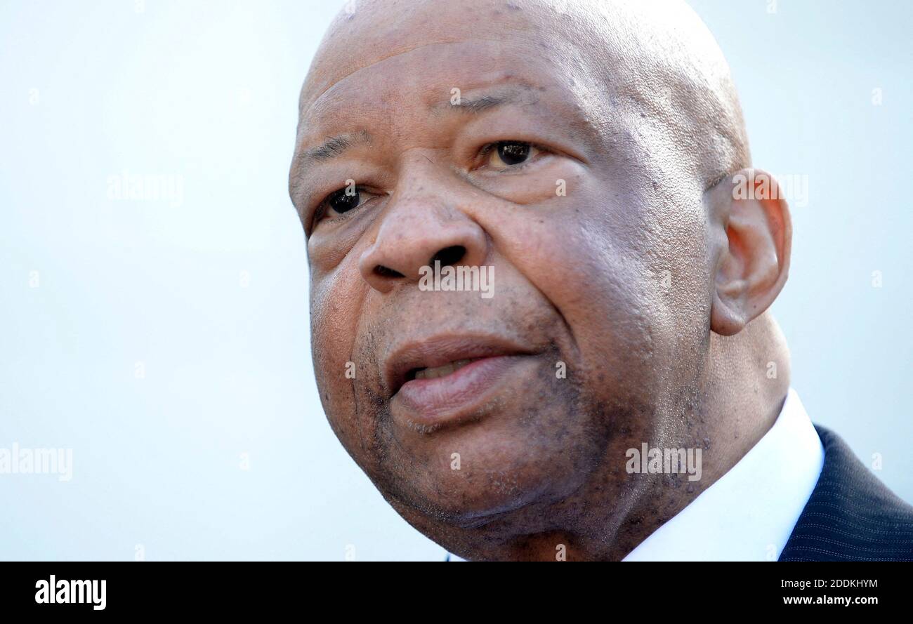 File photo - il membro del Congresso Elijah Cummings parla dopo aver incontrato il presidente Donald Trump alla Casa Bianca l'8 marzo 2017 a Washington, DC, USA. Il presidente Donald Trump ha attaccato un altro importante legislatore afro-americano sabato, commentando che il suo distretto di Baltimora è un "caos infestato da roditori, ratti e roditori". La tirata mattutina di Trump contro la Rep. Democratica Elijah Cummings, presidente del Comitato per la supervisione della Camera, è l'ultimo assalto verbale contro un membro minoritario del Congresso che è un critico frequente del presidente. Foto di Olivier Douliery/ABACAPRESS.COM Foto Stock