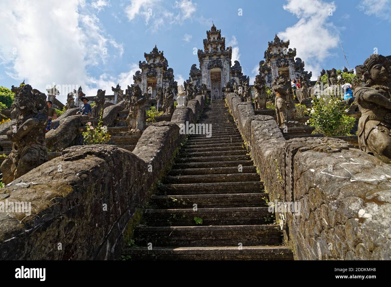 Karangasem, Bali, Indonesia. 15 maggio 2019. Pura Penataran Agung Lempuyang è un tempio indù balinese o pura situato sul pendio del Monte Lempuyang Foto Stock