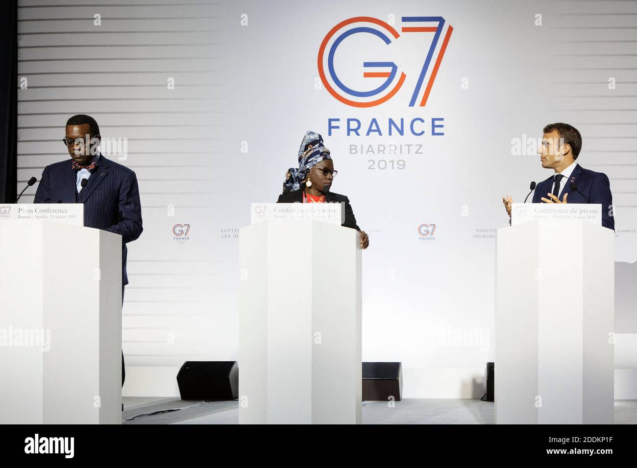 Il Presidente francese Emmanuel Macron, Presidente della Banca Africana per lo sviluppo, Akinwumi Adesinaa, E Beninese, cantante e ambasciatore internazionale dell'Unicef Angelique Kidjo, partecipano alla presentazione alla stampa dell'iniziativa AFAWA (Affitative Finance Action for Women in Africa), di Akinwumi Adesinaa, presidente della Banca Africana per lo sviluppo, alla presenza di Emmanuel Macron, E Angélique Kidjo, cantante Beninese e ambasciatore internazionale dell'Unicef. Lo scopo dell'iniziativa AFAWA è quello di colmare il divario di finanziamento per le donne in Africa e sbloccare la loro capacità imprenditoriale, durante il G Foto Stock